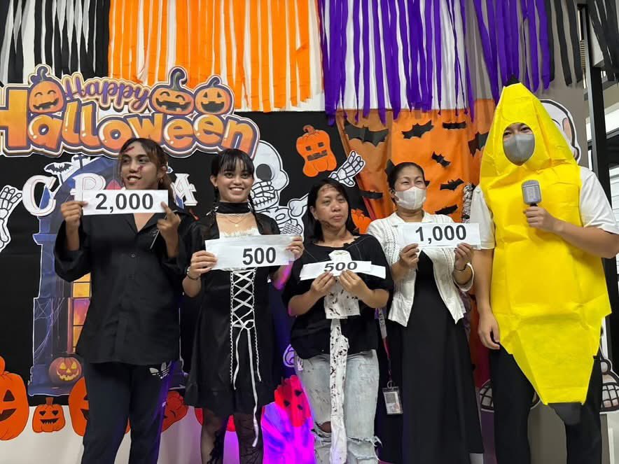 Yuhei_Teramoto's tweet photo. Happy Halloween in CBEA🎃仕事もイベントも常に全力！本当に良い文化です！次はクリスマスパーティー！もっともっと先生と生徒の笑顔溢れる学校を目指します。 https://t.co/WvjM71ixO5