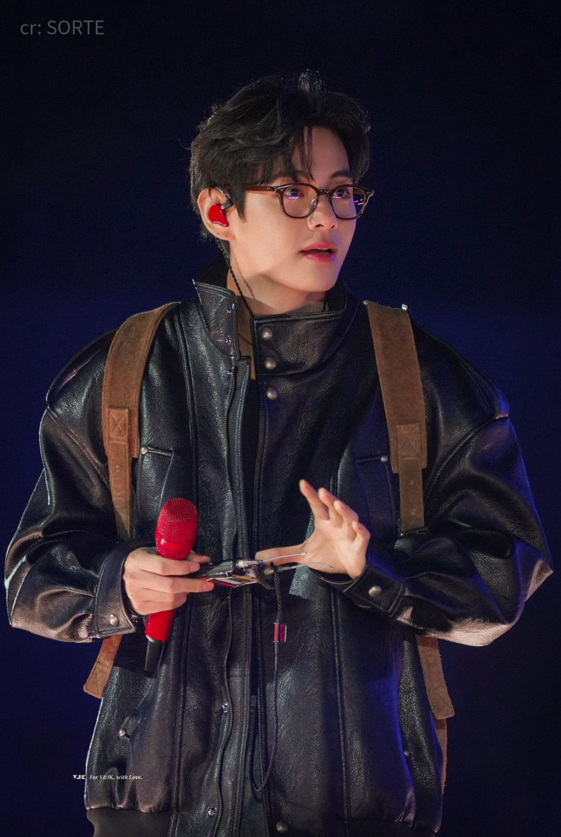 naver_taehyung's tweet image. hot nerd