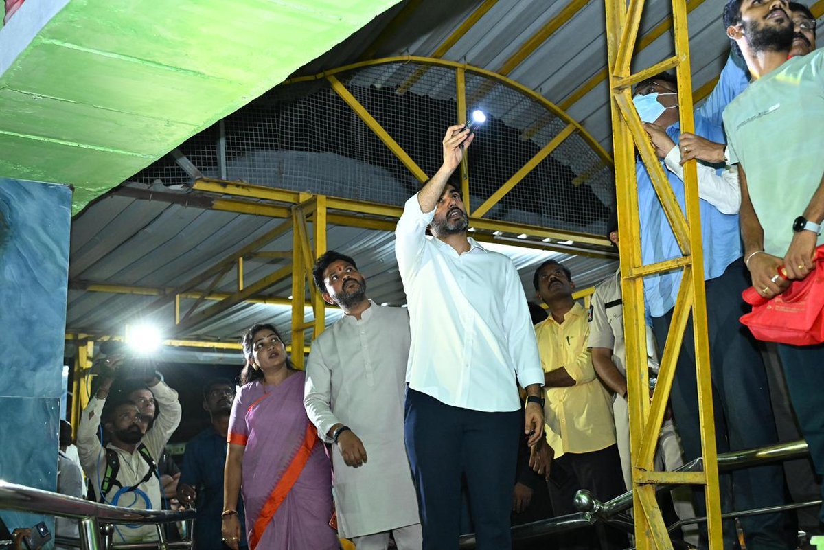 naralokesh's tweet image. శ్రీకాకుళం జిల్లా కాశీబుగ్గలోని వెంకటేశ్వరస్వామి దేవాలయంలో భక్తుల మధ్య తోపులాట జరిగిన ప్రాంతాన్ని కేంద్రమంత్రి @RamMNK గారు, టీడీపీ రాష్ట్ర అధ్యక్షులు @Pallasrinivas4u గారు, హోంమంత్రి @Anitha_TDP గారు, ఎమ్మెల్యే @gouthusireesha గారు, ఇతర ఉన్నతాధికారులతో కలిసి పరిశీలించాను.…