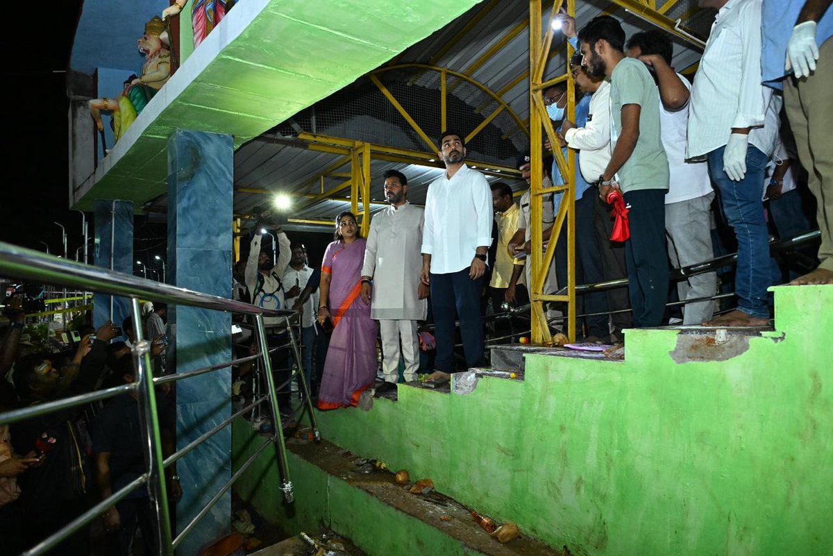 naralokesh's tweet image. శ్రీకాకుళం జిల్లా కాశీబుగ్గలోని వెంకటేశ్వరస్వామి దేవాలయంలో భక్తుల మధ్య తోపులాట జరిగిన ప్రాంతాన్ని కేంద్రమంత్రి @RamMNK గారు, టీడీపీ రాష్ట్ర అధ్యక్షులు @Pallasrinivas4u గారు, హోంమంత్రి @Anitha_TDP గారు, ఎమ్మెల్యే @gouthusireesha గారు, ఇతర ఉన్నతాధికారులతో కలిసి పరిశీలించాను.…
