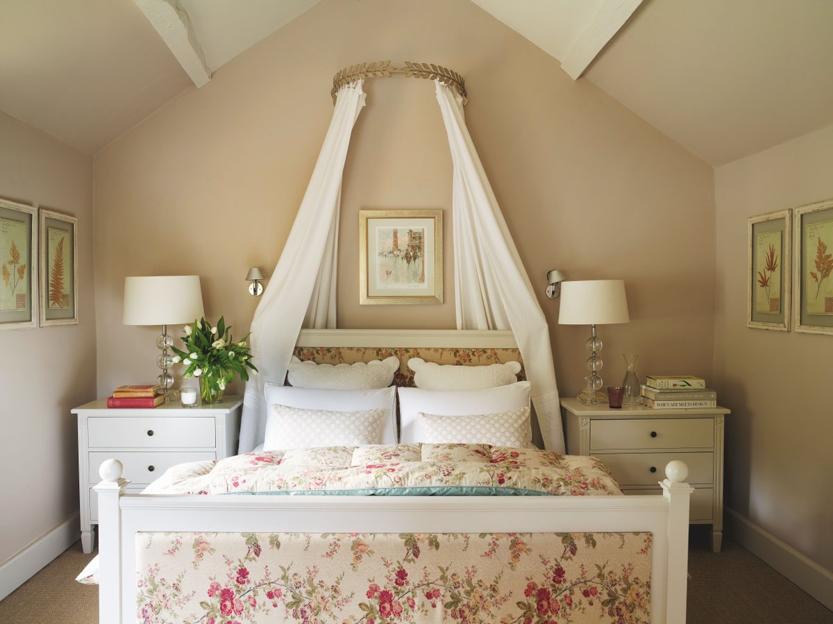 Interior designer Emma Sims-Hilditch has harmoniously combined old and new to transform an 18th-century former schoolhouse into a much-loved family home. Read more⬇️ 
theenglishhome.co.uk/homes/country-… 

📸 Rachael Smith