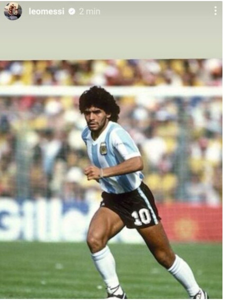 Messi unas horas antes de jugarse la ropa vs. México en Qatar 2022. Metió el gol más importante del Mundial, fue figura en todos los partidos y dio la vuelta. Ganó el Balón de Oro y se lo dedicó a Diego. Diría que el chupapijas escribe porque es gratis pero paga para tuitear.