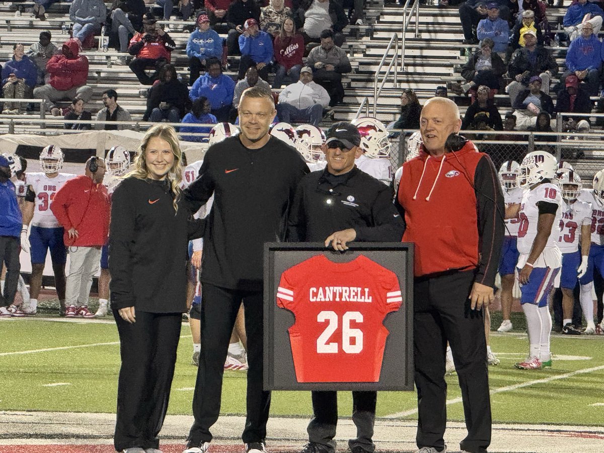 ArgyleSportsMed's tweet image. What a great night! We were able to recognize our outstanding seniors during their last regular season home game as well as recognize our team physician,Dr. Jeff Cantrell, for his 26yrs of serving our athletes. Thank you ladies and Thank you Dr. Cantrell!