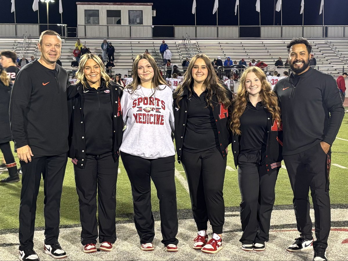 ArgyleSportsMed's tweet image. What a great night! We were able to recognize our outstanding seniors during their last regular season home game as well as recognize our team physician,Dr. Jeff Cantrell, for his 26yrs of serving our athletes. Thank you ladies and Thank you Dr. Cantrell!