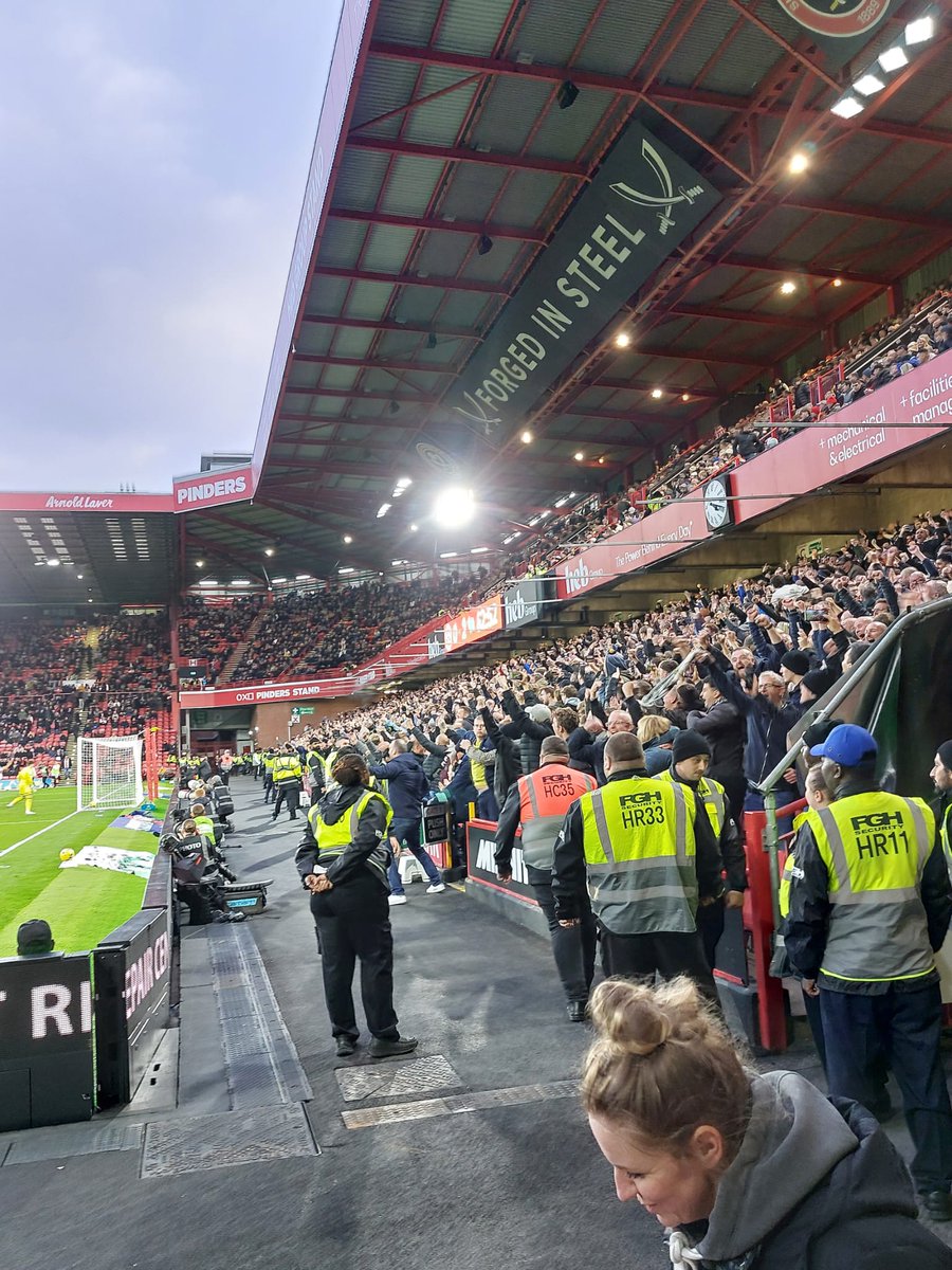 ⚽️ Sheffield United - Derby County 1-3. Het was een feest voor de bijna 3.000 uitsupporters op Bramell Lane voor 28.437 toeschouwers. 'You are going down with the Wednesday' werd vermoedelijk niet onterecht ingezet. #sufcdcfc
