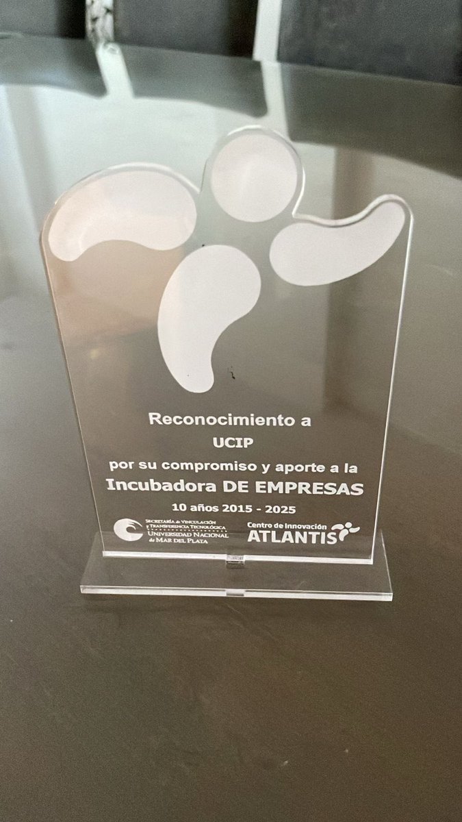 UCIP fue reconocido por su compromiso y aporte a la Incubadora de Empresas de la UNMDP 👏🏻

El Centro de Innovación Atlantis y la Universidad Nacional de Mar del Plata (UNMDP) entregaron este reconocimiento a la Unión del Comercio, la Industria y la Producción (UCIP) en el marco