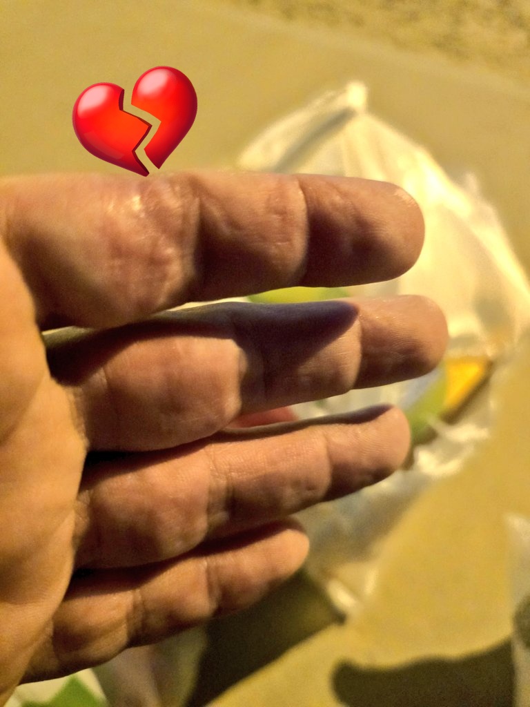 الآباء.. يتألمون و لا يتكلمون 💔

أتعمد أحيانا أن أشتري أغراض المنزل وأعود ماشياً، لأتذكر أيام كان والدي رحمه الله يدخل المنزل حاملًا مثل تلك الأغراض فتتجه أنظارنا إلى ما يحمله، دون أن نفكر كيف جاءت أو الجهد الذي بُذل 🥹

رحمك الله يا والدي رحمةً واسعة و رفع منزلتك في الفردوس 🤲🏻