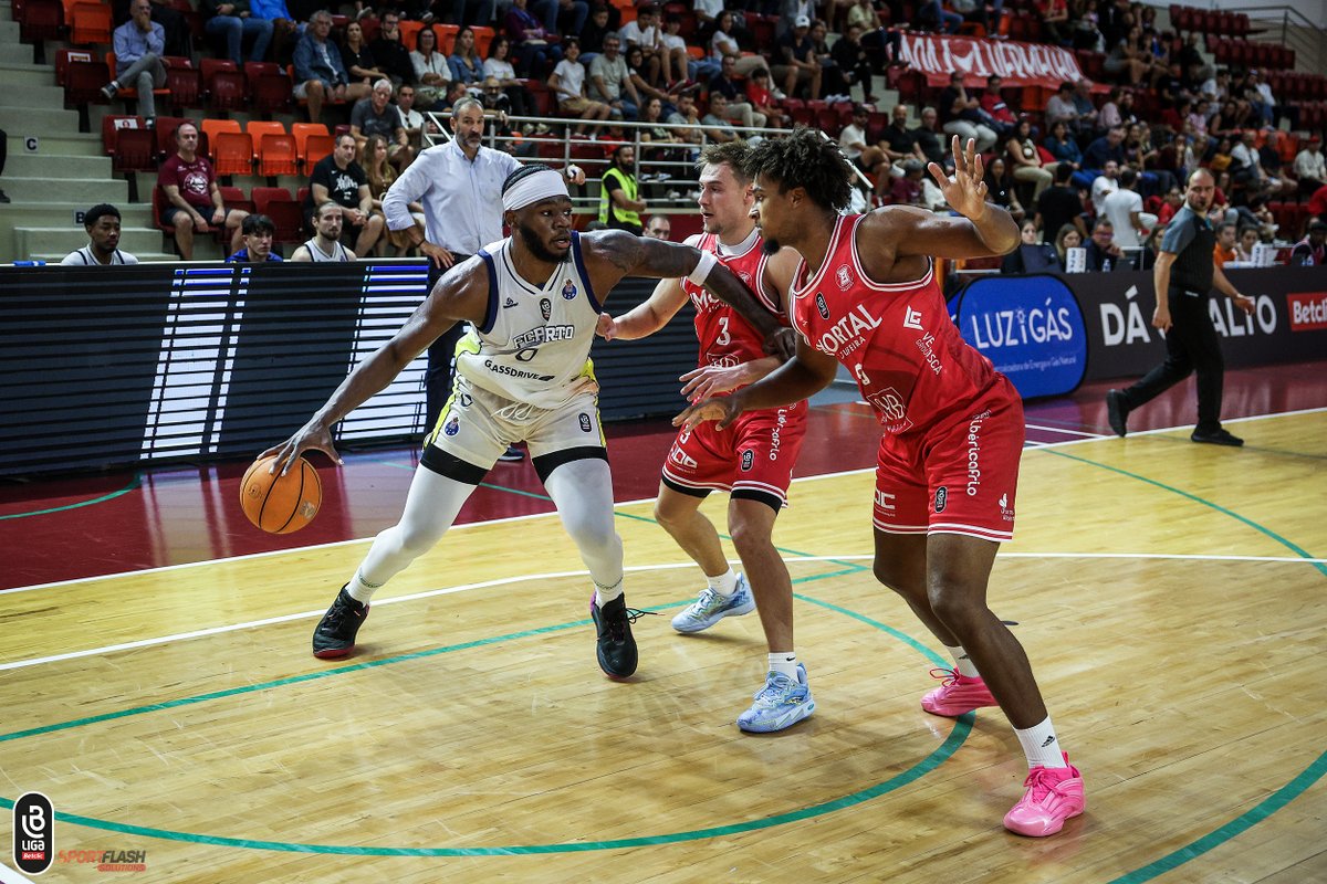 🏀 Imortal LUZiGÁS 92-93 FC Porto
🏆 #LigaBetclicMasculina | Fase Regular - Jornada 4️⃣
📌 Pavilhão Desportivo de Albufeira
⭐ Axel Toupane (27pts, 3res, 2ast, 1rb - 29val)
📊 tinyurl.com/45n8shh8

#SomosBasquetebol