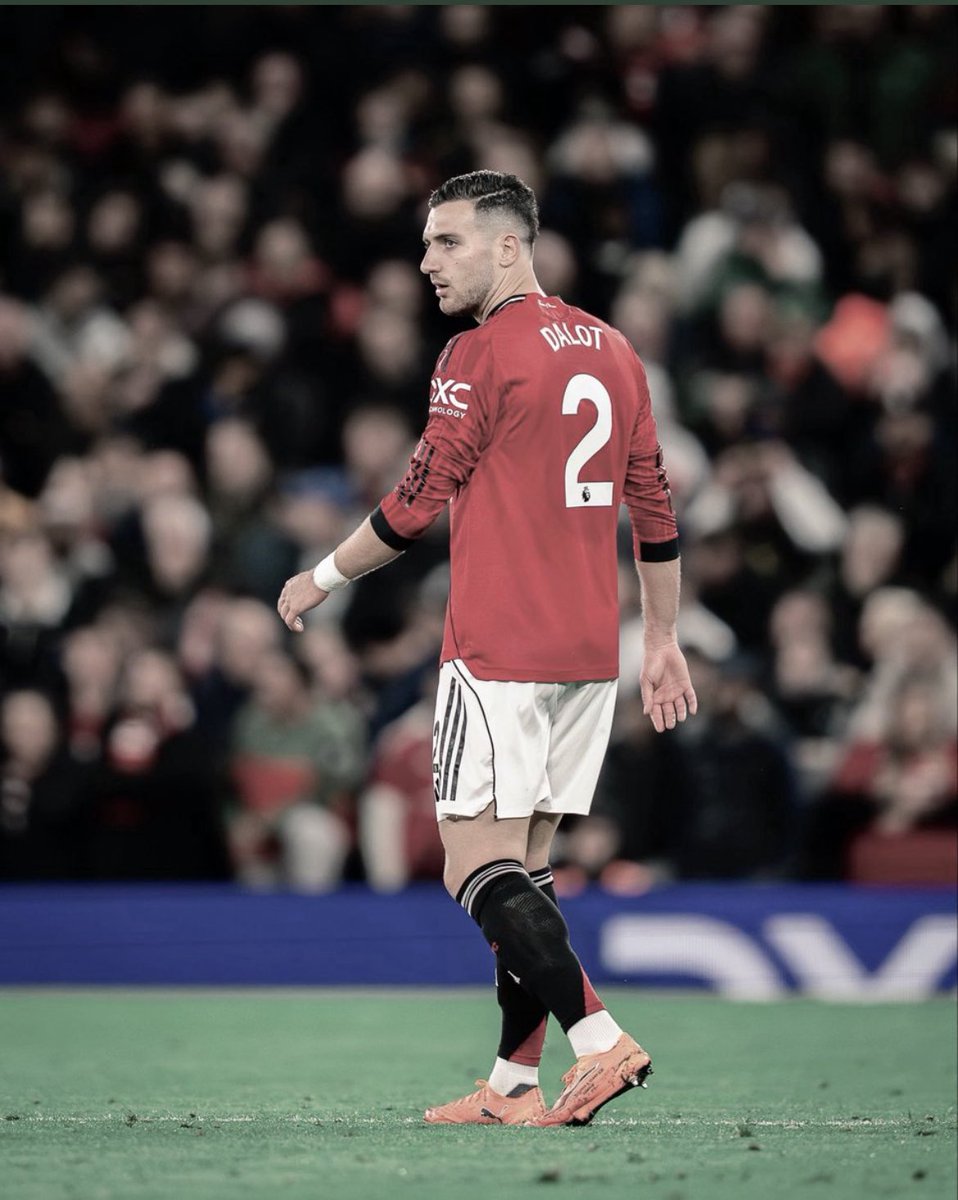 arkw3's tweet image. يدافع؟ 
لا
يهاجم؟
لا
يضغط؟
لا
يناول؟
لا
يسجل؟
لا
لعيب؟
لا
ما منه فايده ويقدم نفس العفن كل مباره؟اي