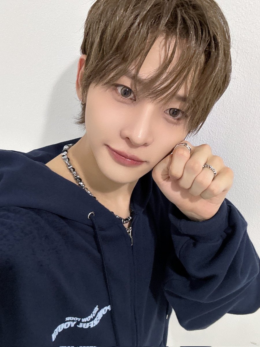 [#HYUNBIN]
파워😊 ! 벌써 저희 파워풀유스가 마무리되었어요 준비를 시작하던 때가 엊그제 같은데 벌써 모든 파워풀유스 공연이 끝나다니 실감이 안 나네요🥺 저희가 연습실에서 파워들의 반응을 상상하면서 준비했었는데 언제나 저희 상상보다 좋은 응원이랑 반응을 보여주셔서 저희도 매 공연마다