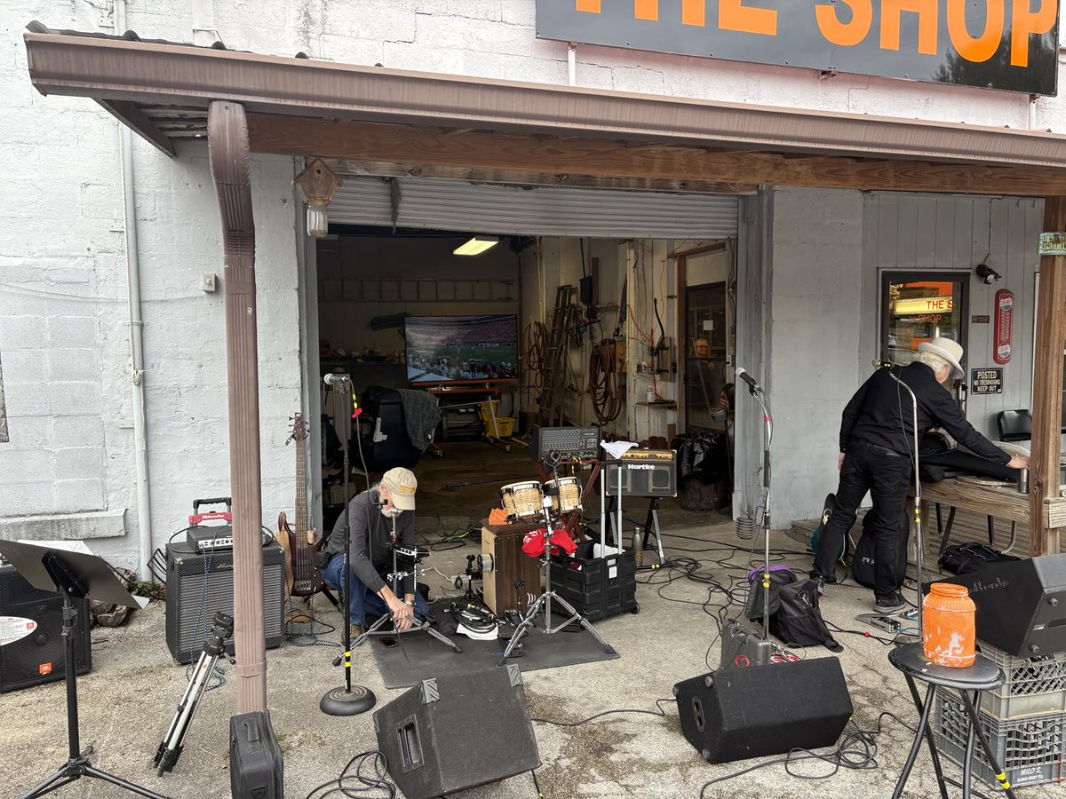 ⁦<a href="/BillisKing/">Bill(y) King</a>⁩ getting ready to raise some money for kids for Xmas. 16 racks of ribs and 30 lbs. of chicken quarters. #MuleTown.