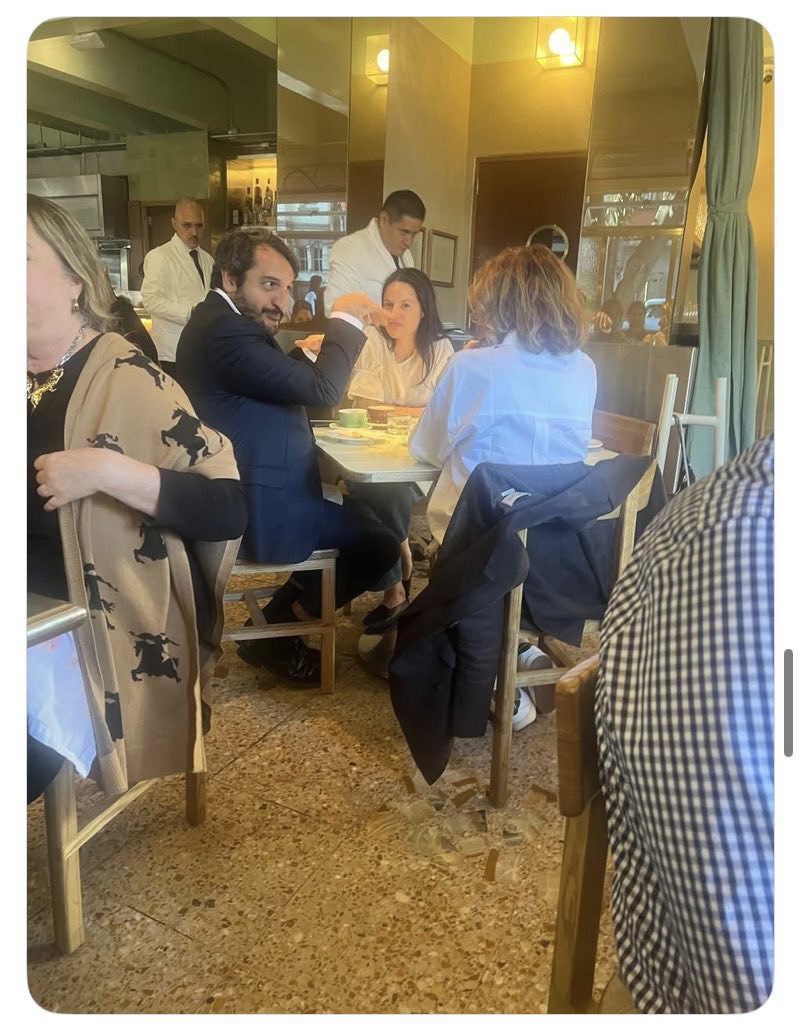 Mientras los campesinos se mueren de hambre en México, el Nariz de Chile Seco come como rey en el Ultramarinos, restaurante cuya cuenta para 3 personas no sale en menos de 10 mil pesos. Espero que los chairos ya entiendan que no era primero los pobres, era primero los LÓPEZ. 
RT.