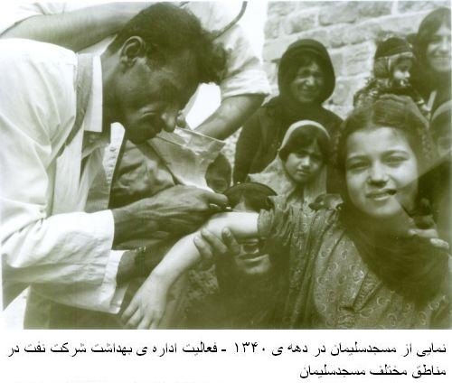 HistoryInPik's tweet image. تا کی اینقدر دروغ میخوایید بگین؟
فعالیت اداره بهداشت شرکت نفت در مسجد سلیمان، دهه ۴۰

این تصویر دکتر کرائی را در حال انجام واکسیناسیون بر روی یک دختر جوان در مسجد سلیمان، دهه ۴۰ خورشیدی را نشان میدهد.