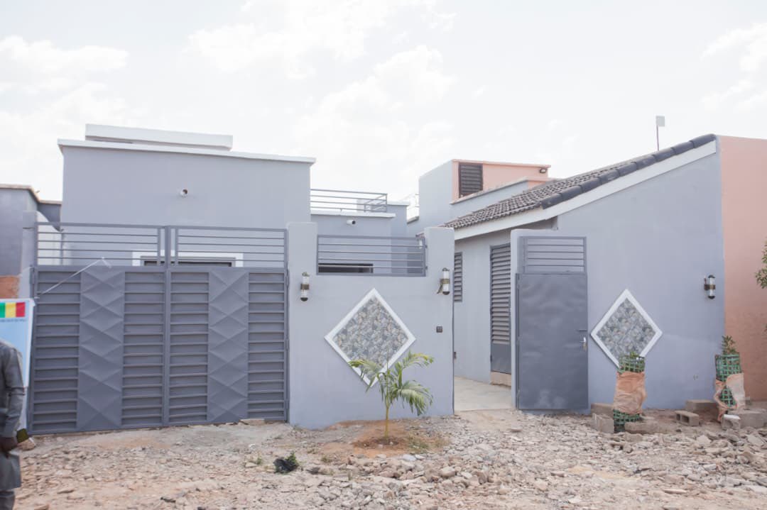 J’ai effectué, ce samedi 1er novembre 2025, une visite sur le site des 602 logements à Tabacoro, destinés aux maliens de la diaspora afin de m’enquérir de l’évolution des travaux.

Cette visite s’inscrit dans le cadre de l’accompagnement des projets visant à offrir à nos