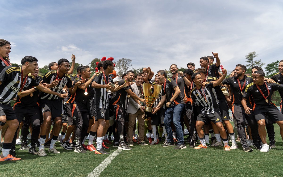 GaloNaBase's tweet photo. 𝑰𝑵𝑽𝑰𝑪𝑻𝑶 no Octogonal Final, o CAMpeão Mineiro veste preto e branco! 🖤🤍

#CriasDoGalo #CampeonatoMineiroSub17 https://t.co/d1EFsHZIJJ