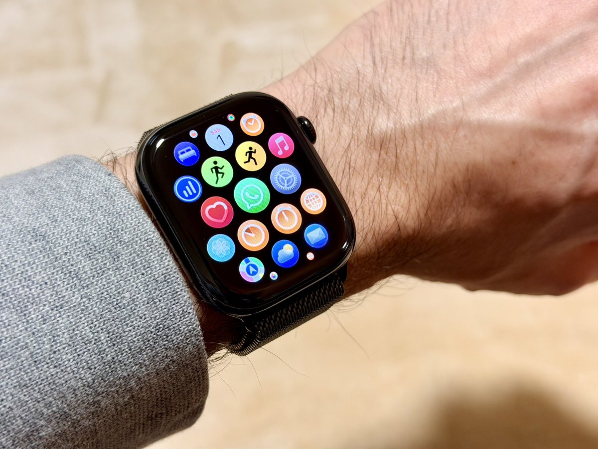 Algunos detalles sobre la app de WhatsApp para el Apple Watch:

- Es una BETA, por lo que no es oficial y las cosas pueden cambiar.
- La app es (muy) simple, es un listado de todas las conversaciones.
- En cada chat aparece la conversación en cuestión.
- Puedes escribir mensajes,