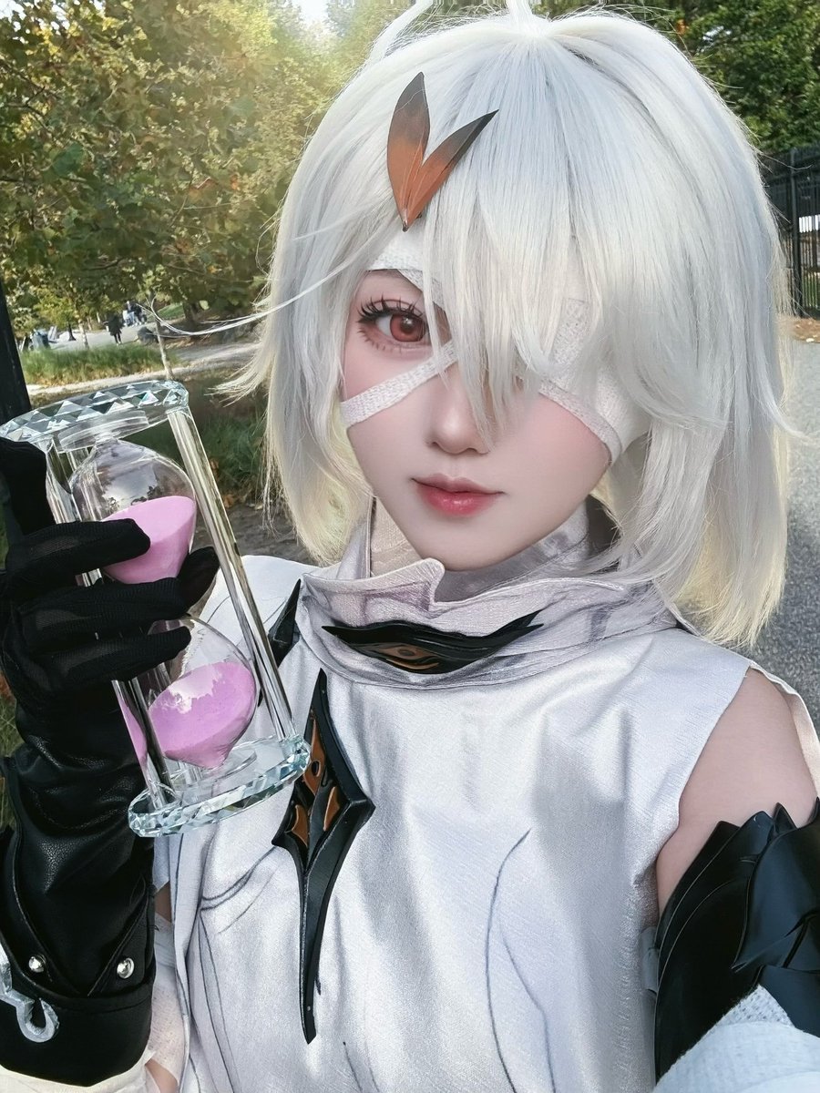 "Every step l've taken, every word l've heard, and every soul l've met — all have honed my view of this world and the edge of my sword. "

#DuetNightAbyss #DuetNightAbyssLaunch #Phoxhunter