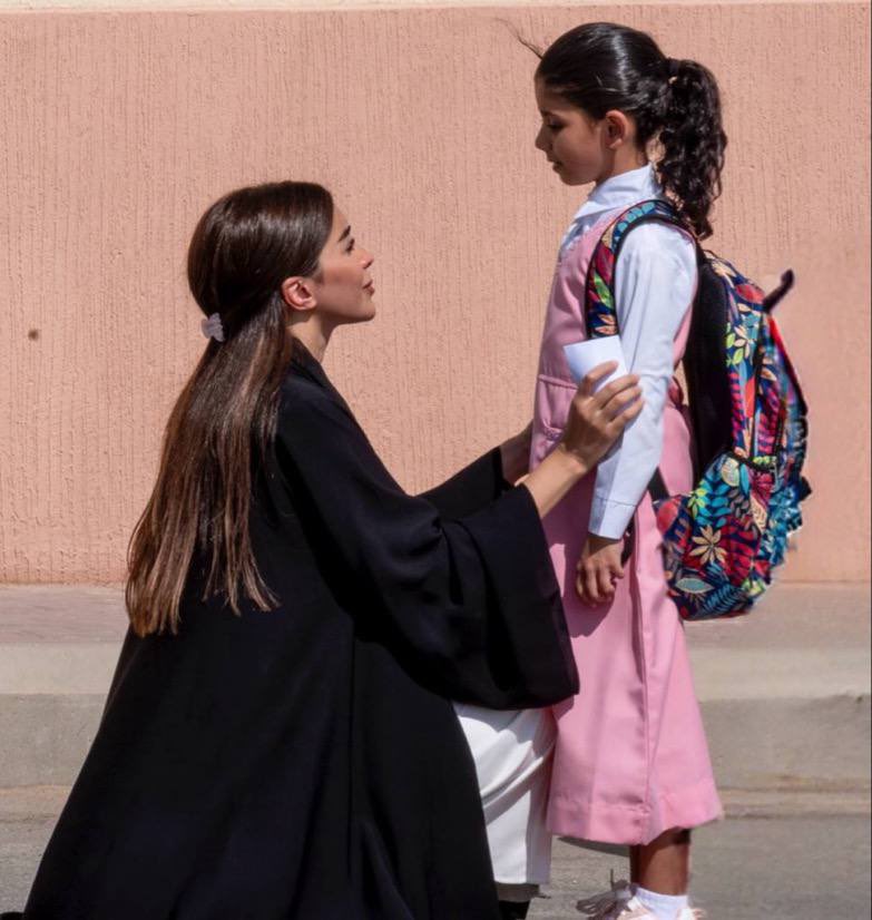 كل لحظة حضن وكل كلمة وداع تحفر في قلبها جرحًا جديداً ، الذنب والشعور بالعجز
رغم كل محاولاتها لحماية حلا، وصلت إلى نقطة لا تستطيع فيها السيطره   
( نؤمن أنها تستحق ) ✨
#العنود_سعود_JoyAwards
#العنود_سعود 
<a href="/mbc1/">MBC1</a> 
<a href="/ShahidVOD/">SHAHID</a> 
<a href="/JoyAwards/">Joy Awards</a>