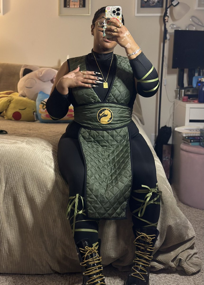 not a single pic out in the wild. this will have to do! 🤭🙂‍↕️💚🖤🦎