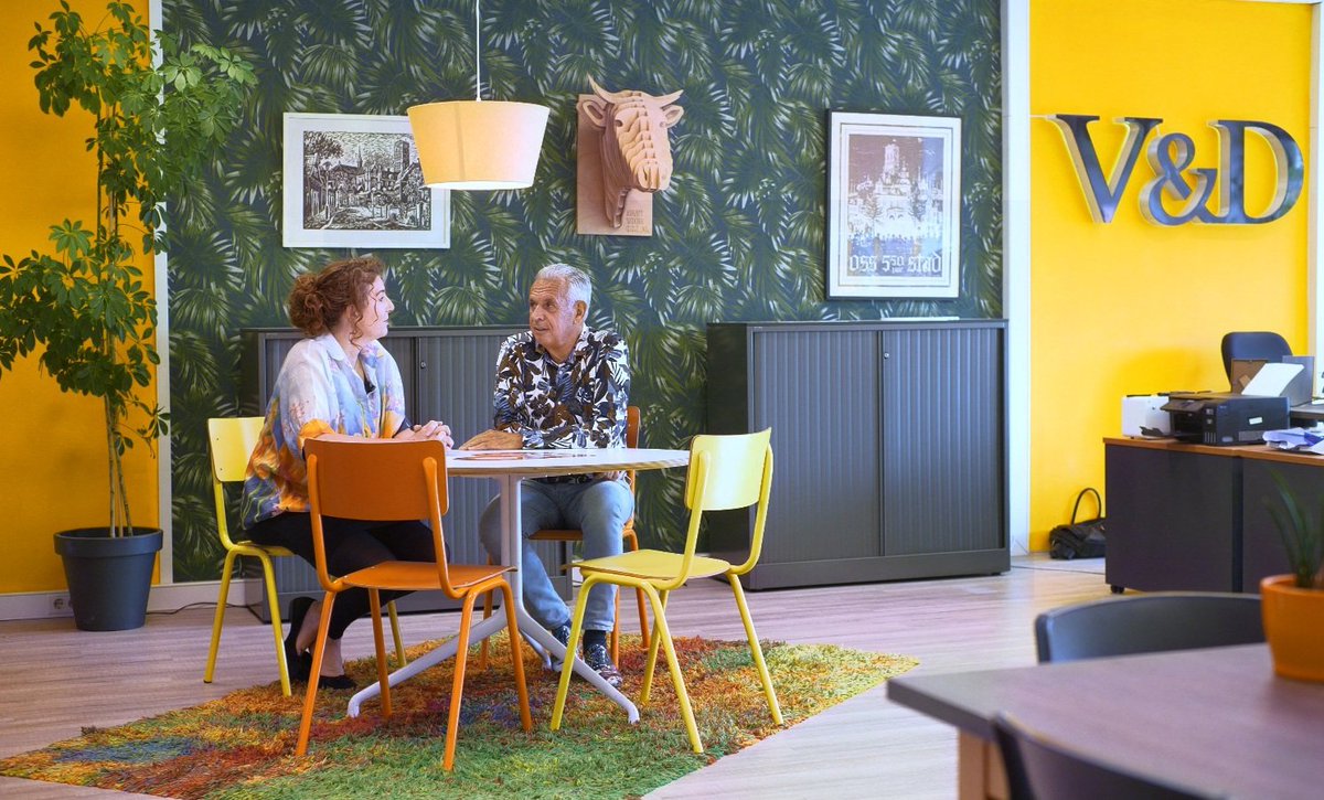 Vandaag start op Dtv Oss om 19.00 uur de miniserie over het nieuwe cultuurcluster 'Het Warenhuis'! In enkele aflevering komen betrokkenen in beeld en aan het woord! De orginele neon rechts op de foto verhuist mee! #warenhuis #centrumoss #hartvandestad