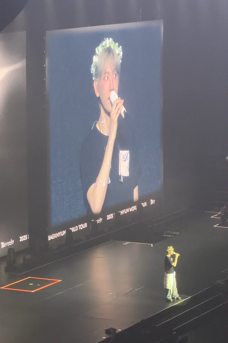 turniplvr2000's tweet photo. it was cute the first and second time but he was sick and tired of you please let him talk and just leave ur screams for the songs or dance break #BAEKHYUN #BAEKHYUNinSG #ReverieInSG https://t.co/ZKVza3uzMY