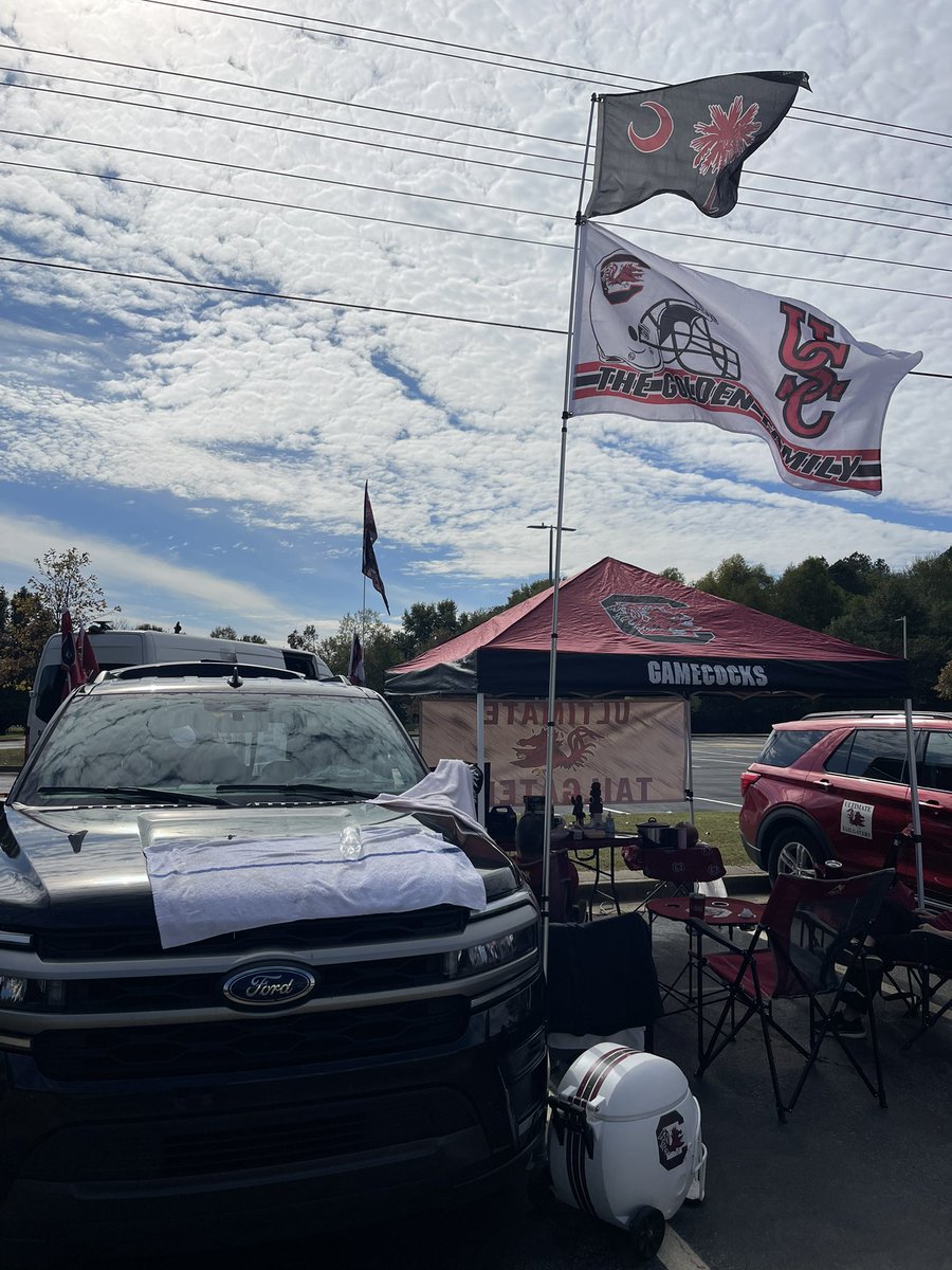 LollieannH's tweet photo. We have the colours hoisted!!
@BullWard
#GoFightWinKickAss
#Hoistethecolours
#Forevertothee https://t.co/wA9yVVuI0P