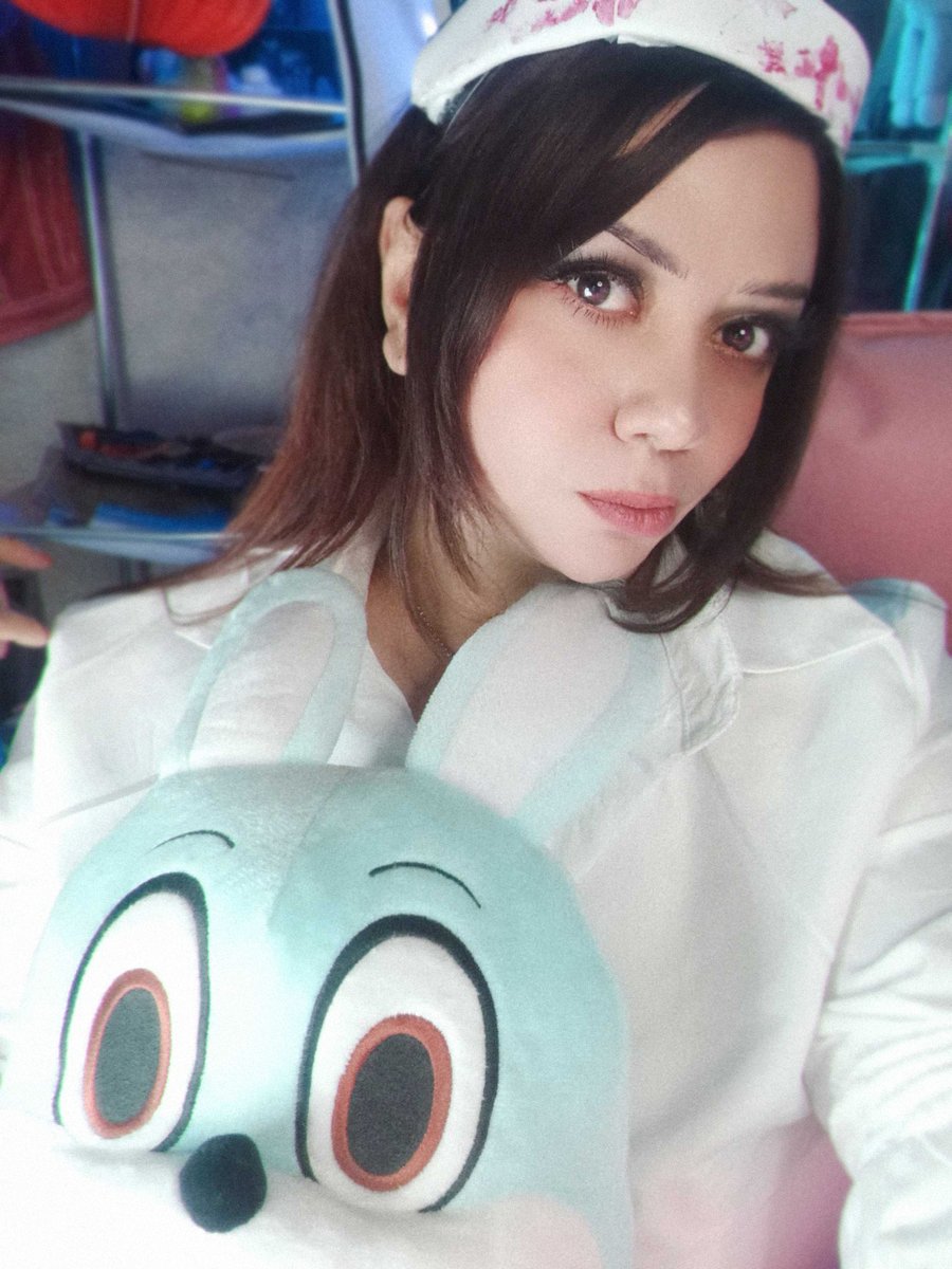 Next year I intend to make a proper Bubble Head Nurse for Halloween, yesterday was just improvised 🥲 here with my sweet Robbie.