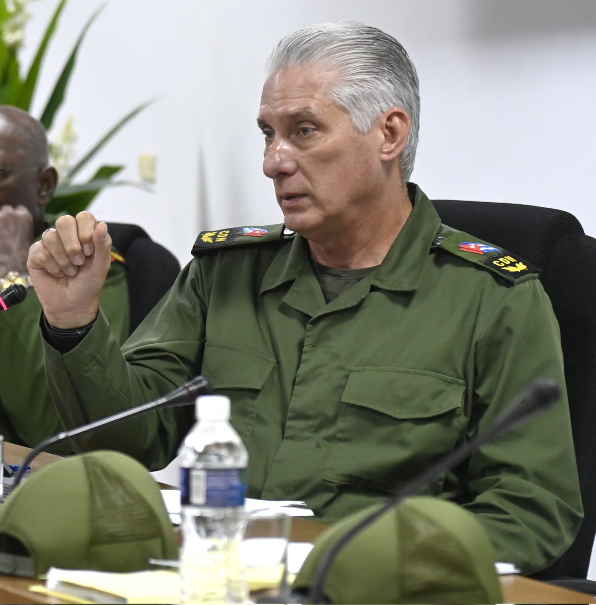 🇨🇺| Desde la sesión este sábado del Consejo de Defensa Nacional, su Presidente <a href="/DiazCanelB/">Miguel Díaz-Canel Bermúdez</a>, convocó a todas las fuerzas del país a volcarse en la recuperación de las provincias impactadas por el paso del huracán #Melissa.

🧵