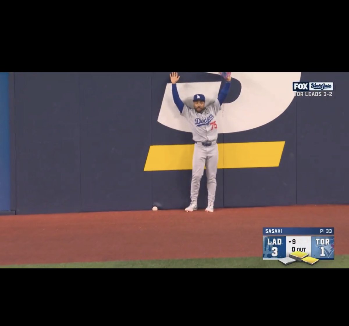 gcu3llar's tweet image. This could be THE play of the #WorldSeries