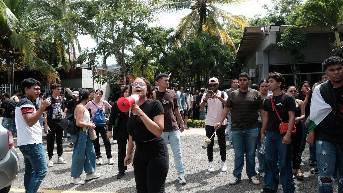 yainne01's tweet photo. Los estudiantes de la universidad del atlántico nos hemos declarado en paro indefinido hasta que el ilegítimo rector @Barriosleyton_  renuncie. https://t.co/XeVXcNk0rF