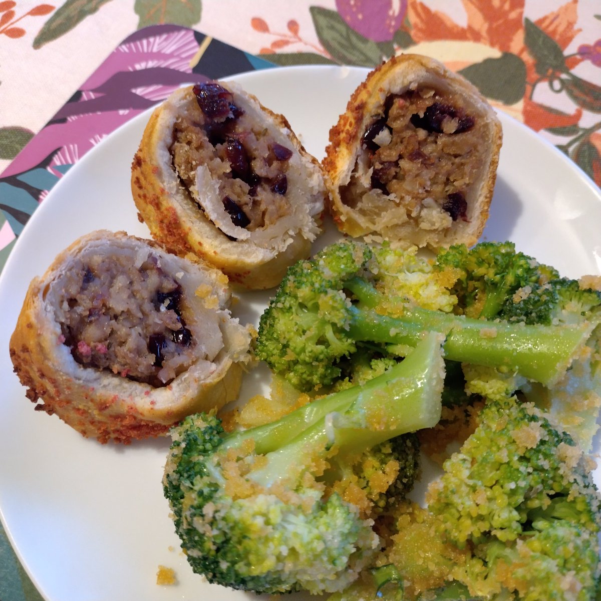 AnulasKitchen's tweet image. Trying new #vegan festive "sausage" &amp;amp; cranberry wreath from Aldi. Says "serves 8" on the box, yeah right 😂 it's perfect dinner for 4 + some side veg. Verdict: it's fine, sausage/cranberry mix has some bite to it which is nice. Still in my freezer mushroom &amp;amp; squash version to try