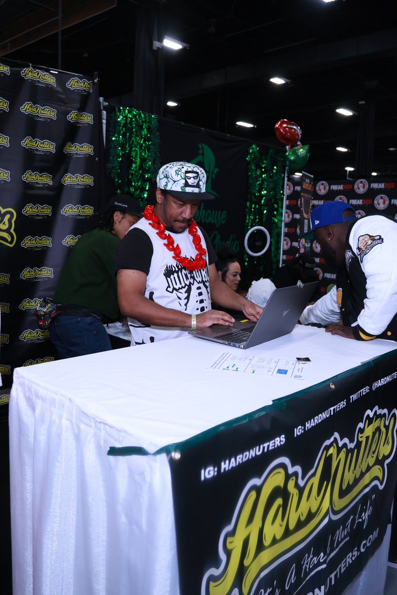 Dj crazy 2wild on the 1s and 2s

Hey mister Dj keep playing the songs all night! <a href="/Crazzy_2Wild/">Jerome Wilder | Gamer | DJ | Entertainer</a>