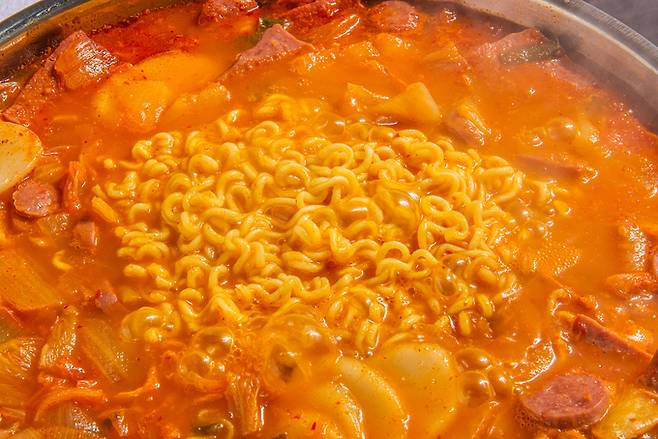 tang__kira's tweet image. “Ah, lapar” lalu langsung makan roti… kenapa bisa terjadi lonjakan gula darah?

 Lonjakan gula darah (blood sugar spike) adalah kondisi di mana gula darah naik secara tajam lalu turun setelah makan saat perut kosong. Jika ini sering terjadi, risiko diabetes meningkat.

Konsumsi…