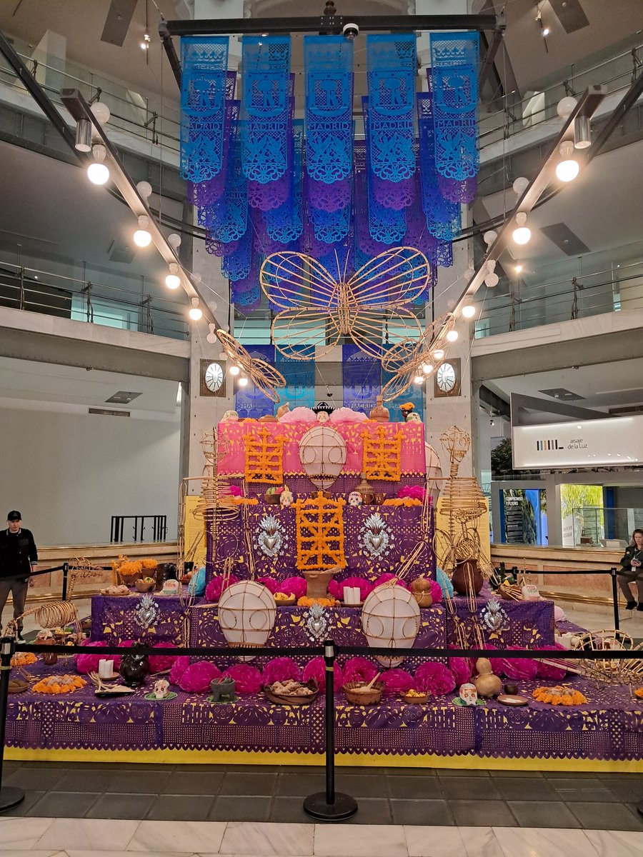 EthanAyalaH's tweet image. Pequeño hilo🧵 de algunos altares de Día de Muertos 🇲🇽 en Madrid 🇪🇦:

1) Empezamos con el del Palacio de Cibeles. Nótese el papel picado hacendo el escudo del ayuntamiento.