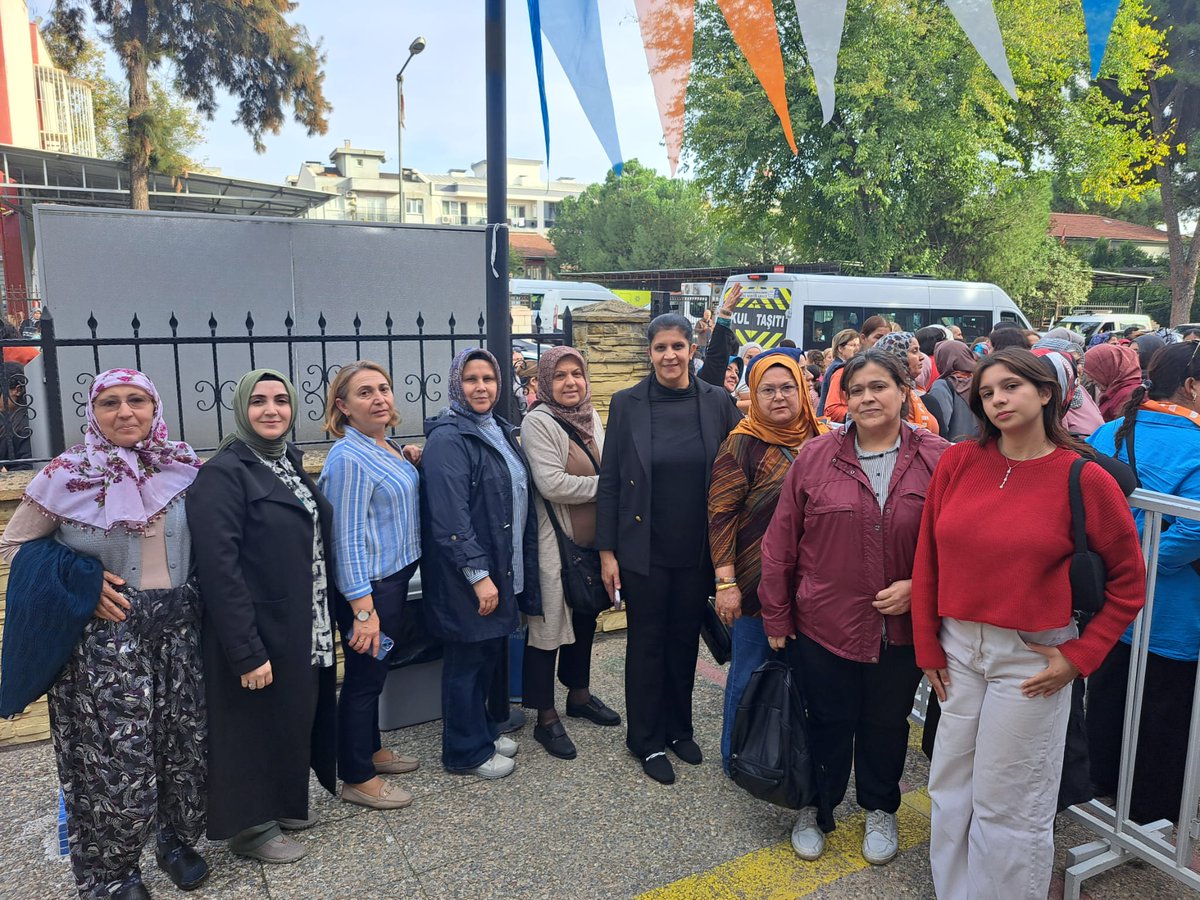 Sn. Şahide Edremit hanımefendi partililerimiz ile Sultanhisar ilçe Başkanımız Sn.Ensar Selçuk ve kadın kolları teşkilat olarak katılım sağladık.
Alınan kararlar hayırlara vesile olsun inşallah.
Ak yüzlü olmak halka hizmet etmektir.
Durmak yok yola devam.