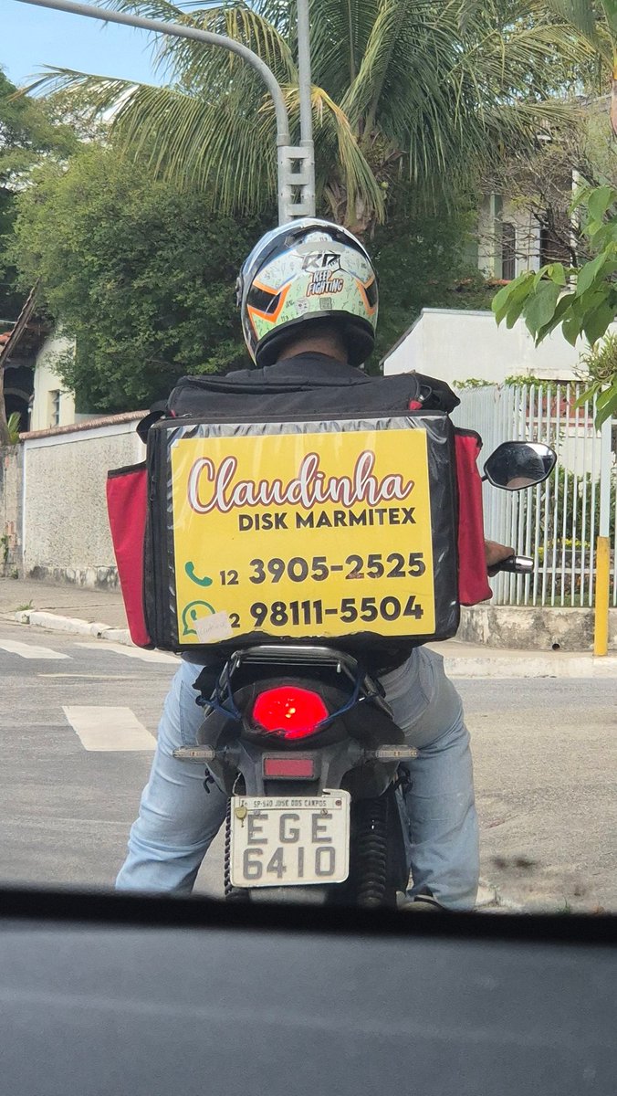 _kaiomoura's tweet photo. Dos mesmos criadores da 'Claudinha bolo de pote' vem aí a 'Claudinha marmitex'. @fofocapodcast https://t.co/5OlpekEXV4