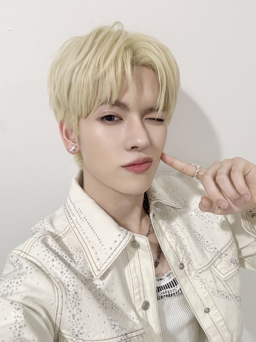 POW_grid's tweet image. [#YORCH]
오늘 저희 POW의 첫 번째 콘서트가 이렇게 마무리되었네요.함께 이 아름다운 추억을 만들어주신 모든 분들께 진심으로 감사드립니다.이 감정은 절대 잊지 못할 거예요. 지금까지 늘 곁에서 함께해 주시고, 오늘 이 자리까지 올 수 있도록 힘이 되어주셔서 감사합니다.저희도 언제나 파워…