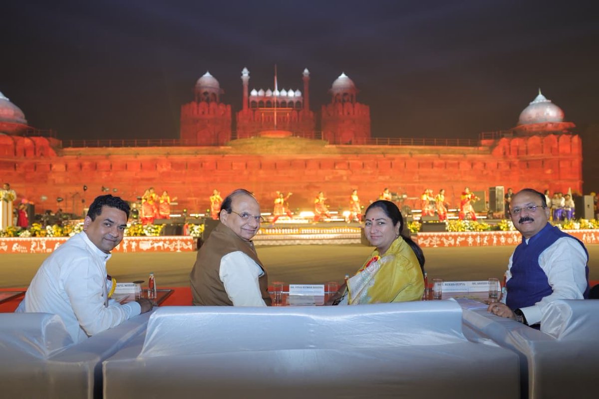 gupta_rekha's tweet image. लाल किले पर आयोजित ‘मेरी दिल्ली, मेरा देश उत्सव’ में माननीय उपराज्यपाल श्री विनय कुमार सक्सेना जी के साथ सम्मिलित हुई।

लाल किले की प्राचीर से आज दिल्ली ने अपना इतिहास देखा, दिल्ली का विकास देखा। वह दिल्ली जिसने कितने तूफ़ान सहे, कितनी बार राख से उठी और हर बार और भी तेजस्वी होकर…