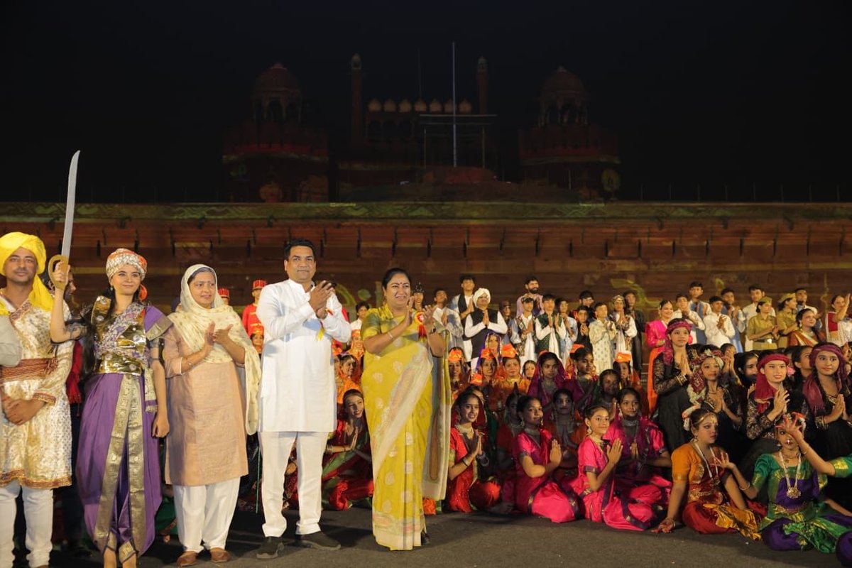 gupta_rekha's tweet image. लाल किले पर आयोजित ‘मेरी दिल्ली, मेरा देश उत्सव’ में माननीय उपराज्यपाल श्री विनय कुमार सक्सेना जी के साथ सम्मिलित हुई।

लाल किले की प्राचीर से आज दिल्ली ने अपना इतिहास देखा, दिल्ली का विकास देखा। वह दिल्ली जिसने कितने तूफ़ान सहे, कितनी बार राख से उठी और हर बार और भी तेजस्वी होकर…