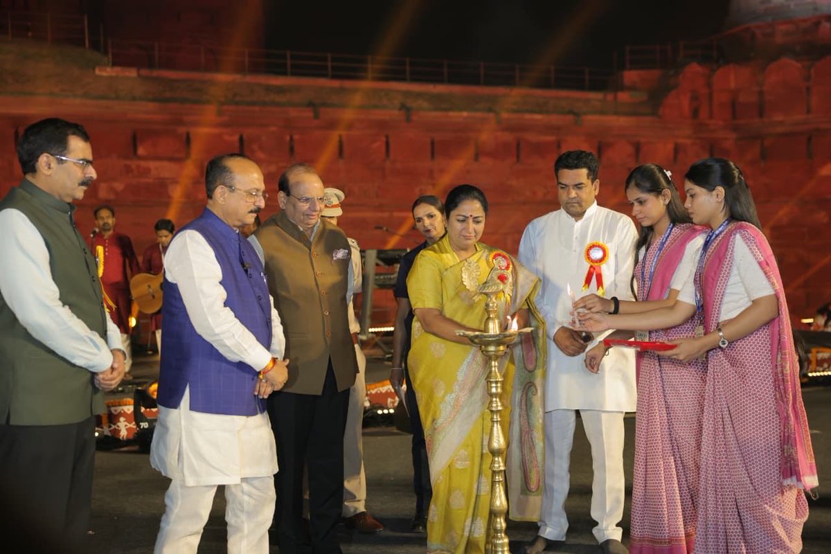 gupta_rekha's tweet image. लाल किले पर आयोजित ‘मेरी दिल्ली, मेरा देश उत्सव’ में माननीय उपराज्यपाल श्री विनय कुमार सक्सेना जी के साथ सम्मिलित हुई।

लाल किले की प्राचीर से आज दिल्ली ने अपना इतिहास देखा, दिल्ली का विकास देखा। वह दिल्ली जिसने कितने तूफ़ान सहे, कितनी बार राख से उठी और हर बार और भी तेजस्वी होकर…