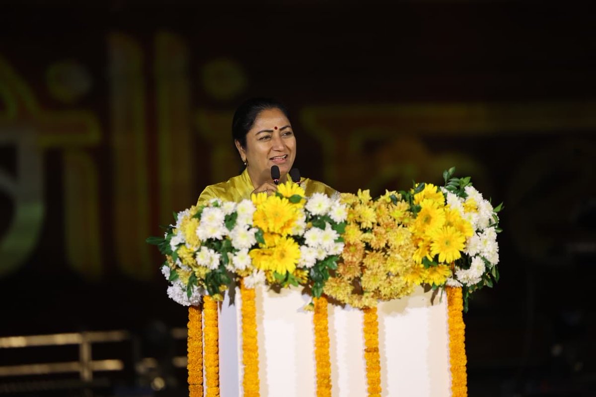 gupta_rekha's tweet image. लाल किले पर आयोजित ‘मेरी दिल्ली, मेरा देश उत्सव’ में माननीय उपराज्यपाल श्री विनय कुमार सक्सेना जी के साथ सम्मिलित हुई।

लाल किले की प्राचीर से आज दिल्ली ने अपना इतिहास देखा, दिल्ली का विकास देखा। वह दिल्ली जिसने कितने तूफ़ान सहे, कितनी बार राख से उठी और हर बार और भी तेजस्वी होकर…