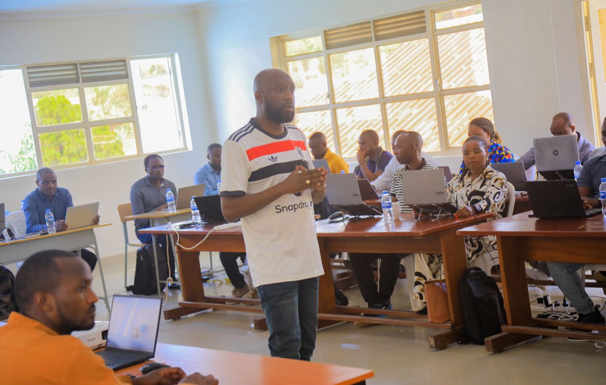 Karongi_College's tweet image. Today at Karongi College, @RwandaPolytec&apos;s DVC-ARIA visited the RP team taking part in an intensive two-week workshop on developing high-quality digital content for 14 Bachelor of Technology (B-Tech) programs adopting a blended learning approach. This initiative, supported by…