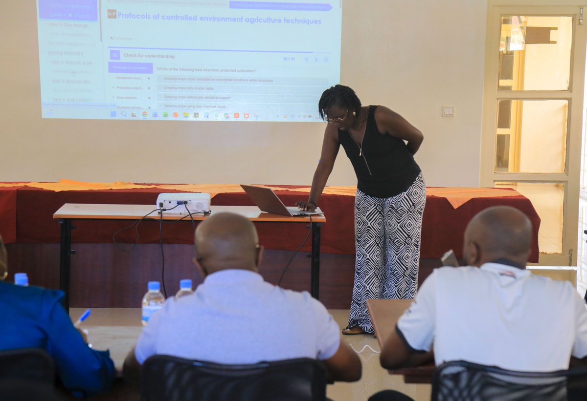 Karongi_College's tweet image. Today at Karongi College, @RwandaPolytec&apos;s DVC-ARIA visited the RP team taking part in an intensive two-week workshop on developing high-quality digital content for 14 Bachelor of Technology (B-Tech) programs adopting a blended learning approach. This initiative, supported by…