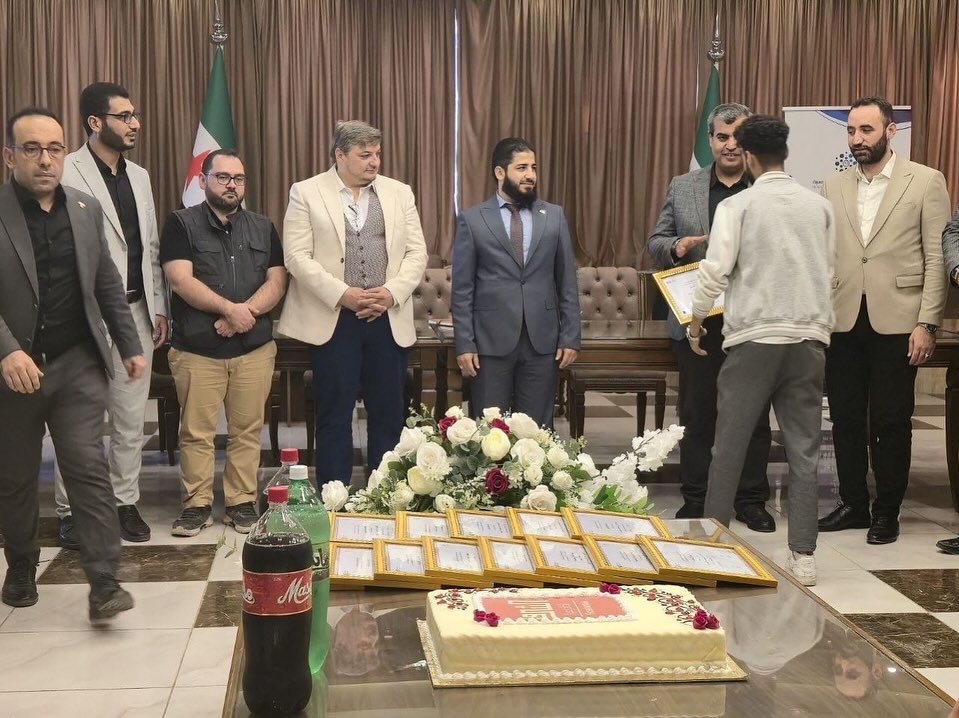 🎓 سعداء بالإعلان عن اختتام دورة التخصص في السياسة السورية التي نظمتها الشرق أكاديميا في مدينة #حلب بين 11 و24 أكتوبر 2025.

على مدار خمسة تدريبات مختلفة؛ شارك باحثون وناشطون وصحفيون وطلاب مهتمون بالشأن العام في نقاشات معمقة حول تطور النظام السياسي السوري، والاقتصاد السياسي،