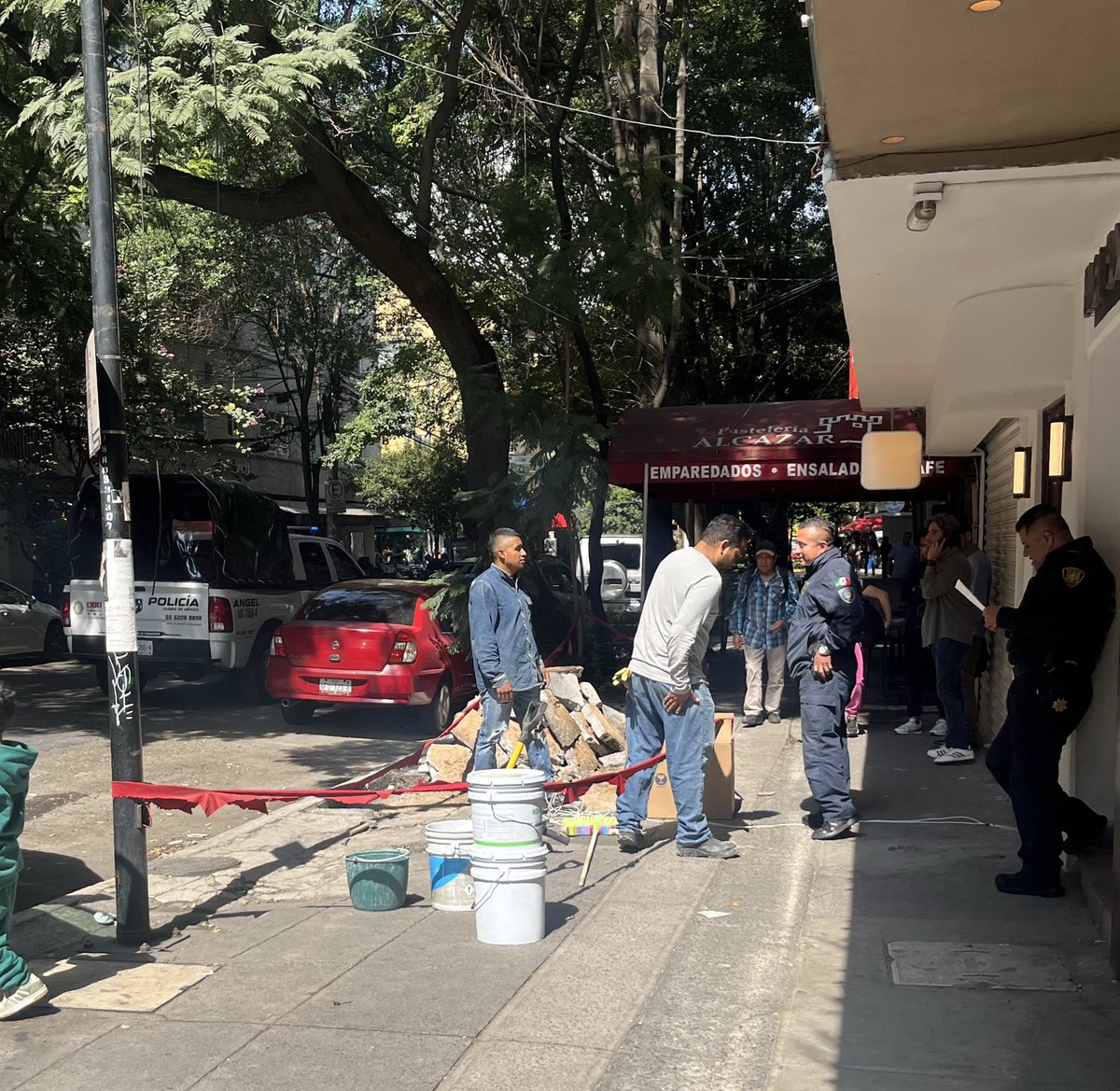 Están compiled la banqueta de Rio Elba junto al 38 en la <a href="/lacuauhtemoc/">Colonia Cuauhtémoc</a> 

Ahí está la <a href="/SSPCMexico/">Secretaría de Seguridad y Protección Ciudadana</a> platicando pero no informan .  <a href="/AlcCuauhtemocMx/">Alcaldía Cuauhtémoc</a> 
<a href="/AlessandraRdlv/">Alessandra Rojo de la Vega</a> están remodelando un local , esperemos no pongan una ilegalidad más que evite el paso vecinal. <a href="/erikayazminrg/">ErikaRg</a>