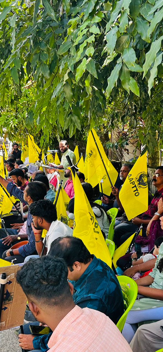 advssuresh's tweet image. Protesting the Kerala government’s neglect towards vehicle inspection centres, the Association of Automobile Pollution Testing Technicians and Owners held a demonstration in front of the Transport Minister’s residence.

Inaugurated the protest, urging the government to revise the…