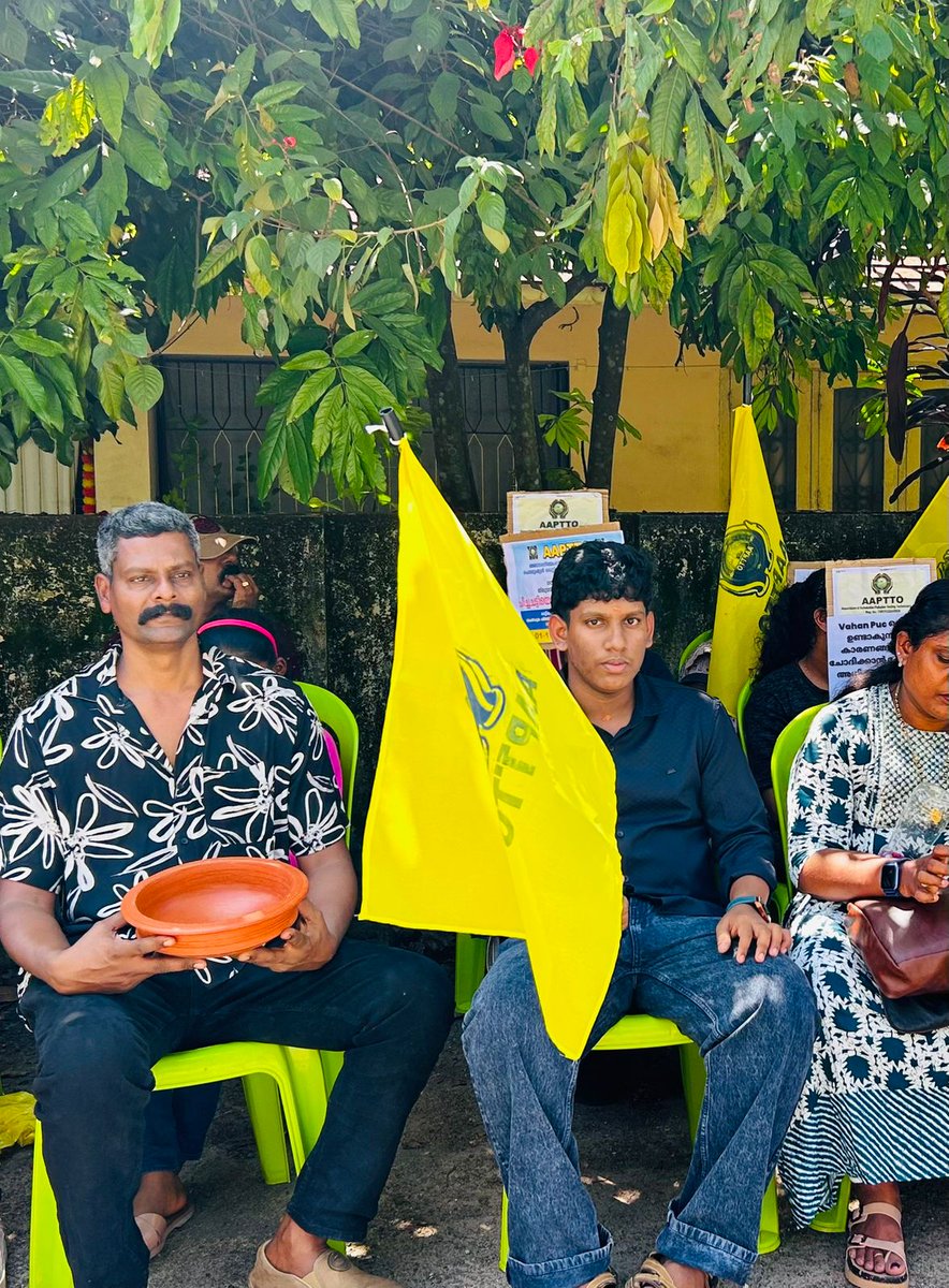 advssuresh's tweet image. Protesting the Kerala government’s neglect towards vehicle inspection centres, the Association of Automobile Pollution Testing Technicians and Owners held a demonstration in front of the Transport Minister’s residence.

Inaugurated the protest, urging the government to revise the…