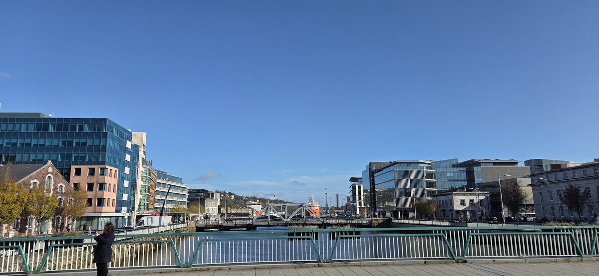 fitzyok's tweet photo. Maidin breá sa chathair(beautiful morning). Inniu Lá na Naomh(All Saints Day).Lá na Marbh amárach(All Souls Day tomorrow).
Deirtear go bhfuil seacht seachtaine ramhar ó Shamhain go Nollaig(7 'fat' weeks from Halloween to Xmas.
#300DaysofGaeilge
#300daysofwalking
#GaeilgeGachLa https://t.co/T0j1xB7Hrr