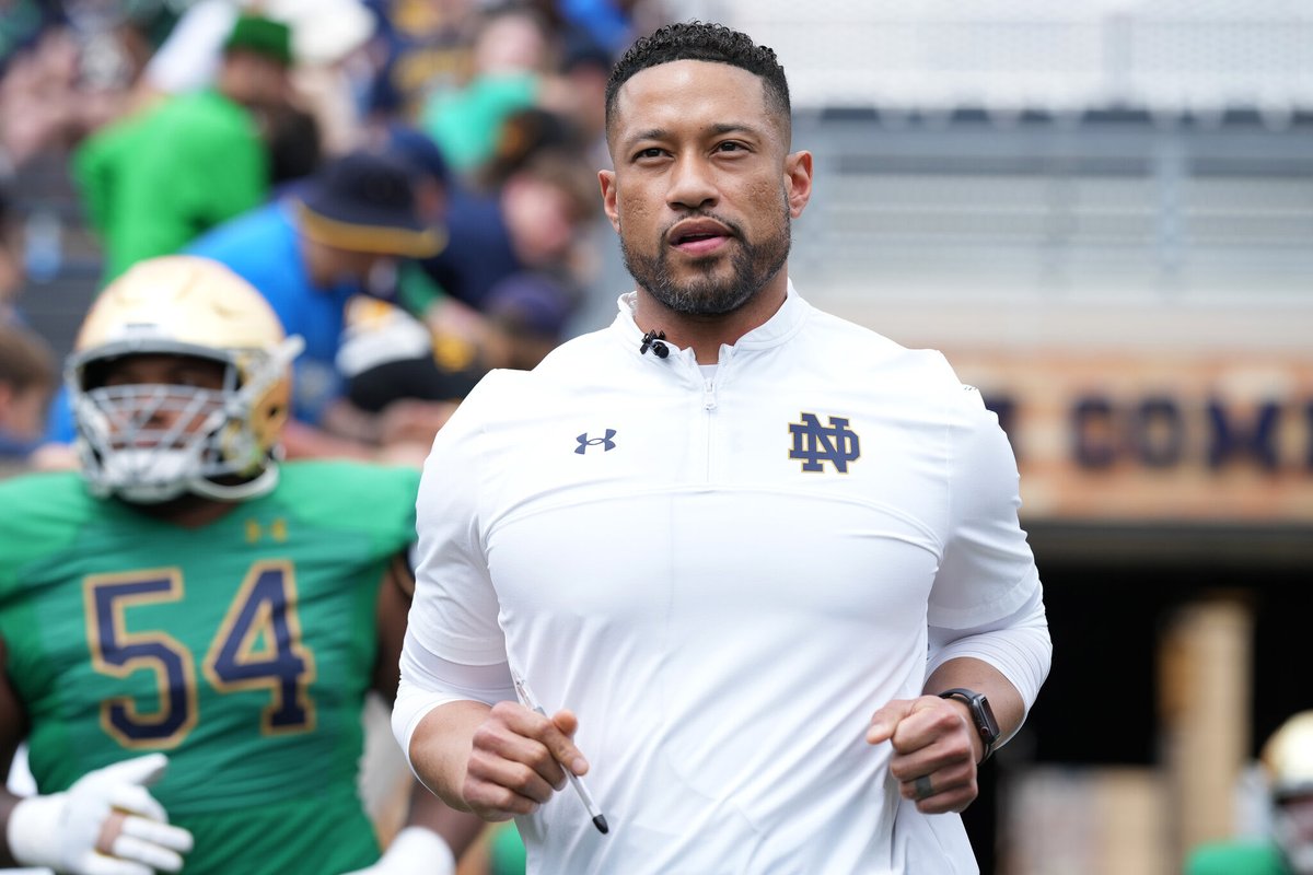 GraficoSports's tweet photo. Hoy se disputará el 28.º partido entre Notre Dame y Boston College. Los #IrlandesesPeleadores dominan la serie 18-9 y tienen marca de 6-4 cuando han visitado a las Águilas. Este será el primer encuentro entre Marcus Freeman y Bill O'Brien. @rocksportsnet #NDvsBC #NDenEspañol https://t.co/RkNjFc0kRn