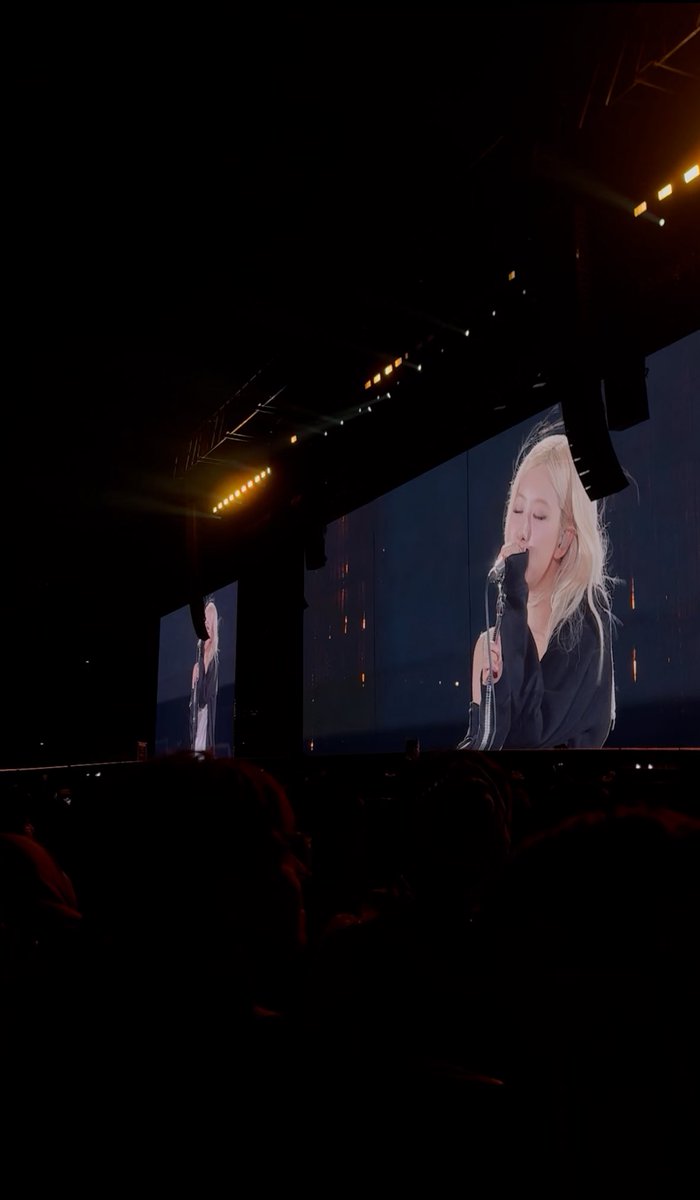 lscribdaisy's tweet photo. can’t believe jakarta got the number one girl from our number one girl herself 🥺 she looked so pretty, her energy unmatched, she spoke so eloquently, and most importantly she sang sooooo wellll🥺 so proud of you, rosieee… hope we’ll meet again soon 🥹💕 https://t.co/xbtL4dnvR1